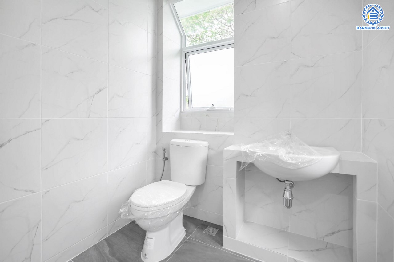 บ้านมือสองตกแต่งใหม่ แบรนด์ LH ม.มัณฑนา พุทธมณฑล-ปิ่นเกล้า หลังมุม เนื้อที่ 66.7 ตร.ว. ฟังก์ชันจัดเต็ม 3 ห้องนอน 3 ห้องน้ำ จอดรถได้ 2 คัน Facilities ครบครัน! บนทำเลดีที่สุด ใกล้ทางคู่ขนานลอยฟ้าบรมราชชนนี เชื่อมต่อถนนหลักหลายเส้นสาย, ม.มหิดล, เซ็นทรัลศาลายา ฯลฯ